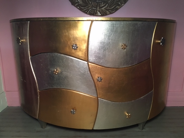 Commode bombée en bois, peinture dorée et argentée – Luckyfind