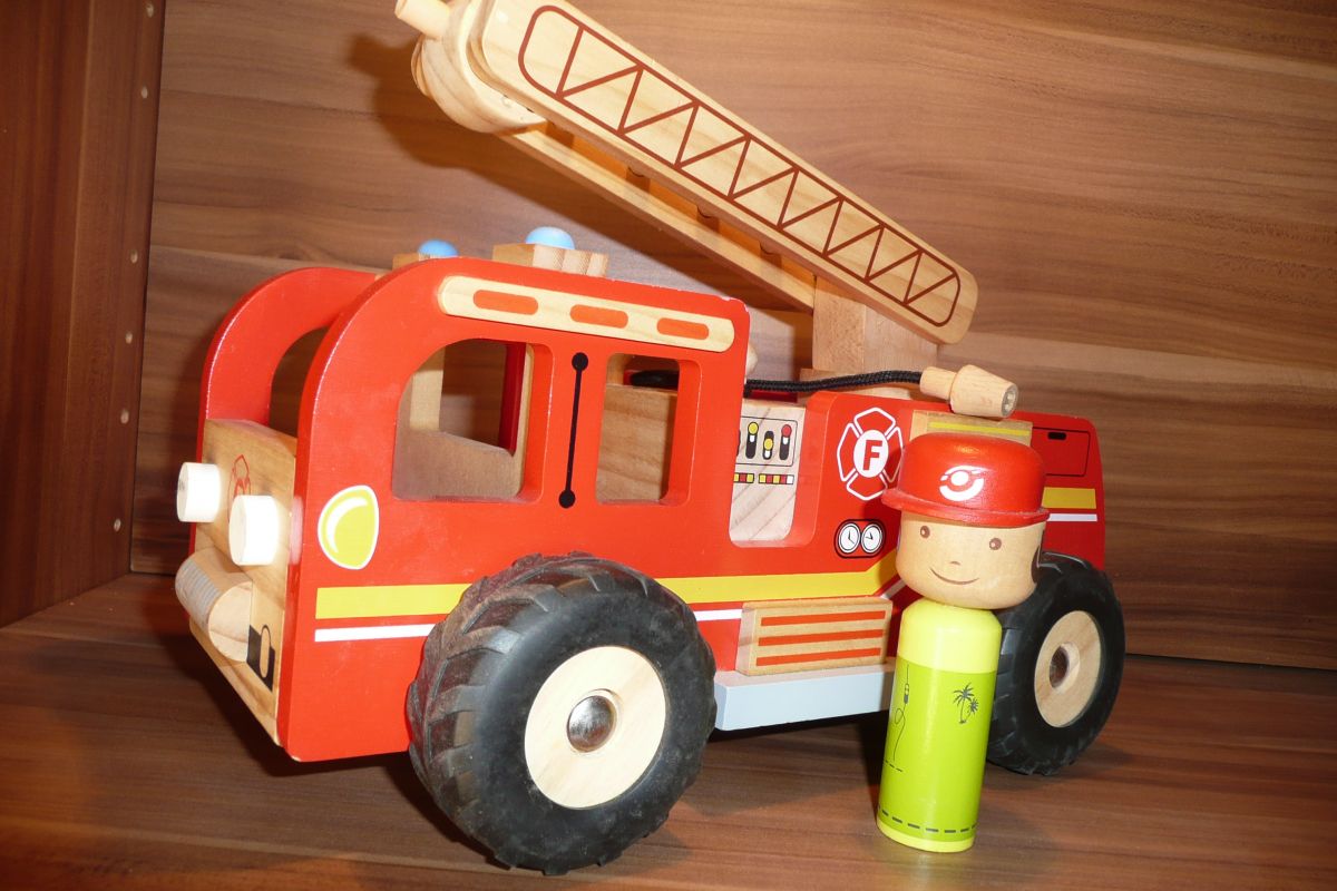 Be Toys Camion pompier en bois - Rouge pas cher 