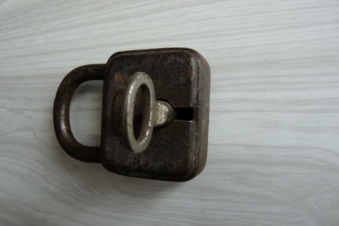 Ancien cadenas ABUS N°12 en métal 