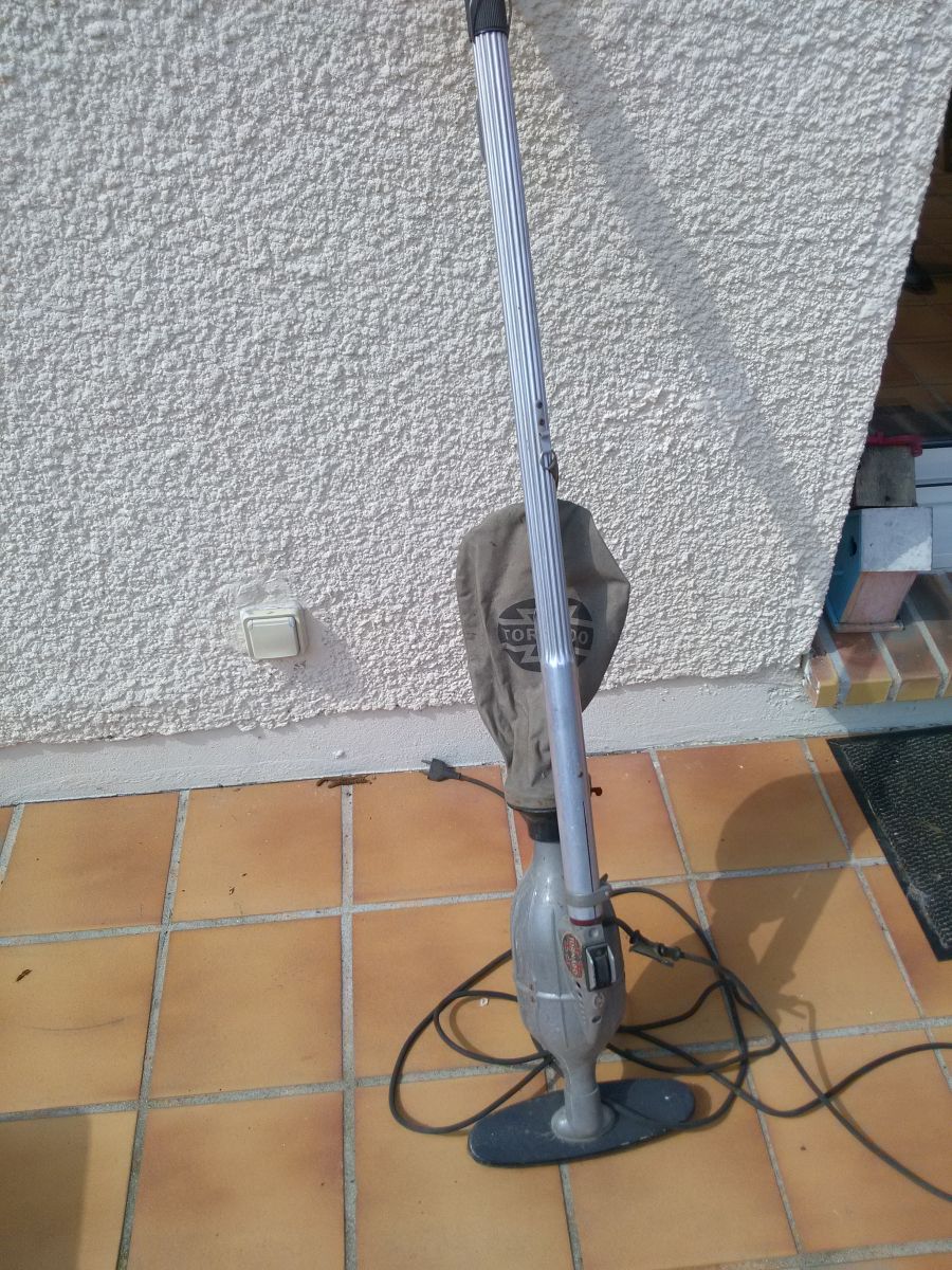 Aspirateur vintage Tornado non fonctionnel – Luckyfind Aspirateur Tornado années 60 – Luckyfind