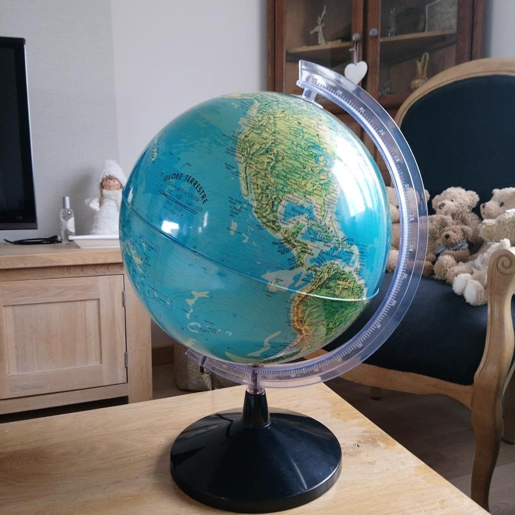 Globe terrestre lumineux vintage