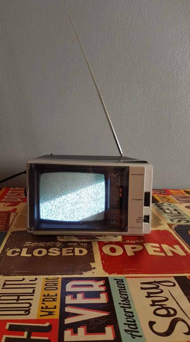 télévision portable mini noire et grise qui s