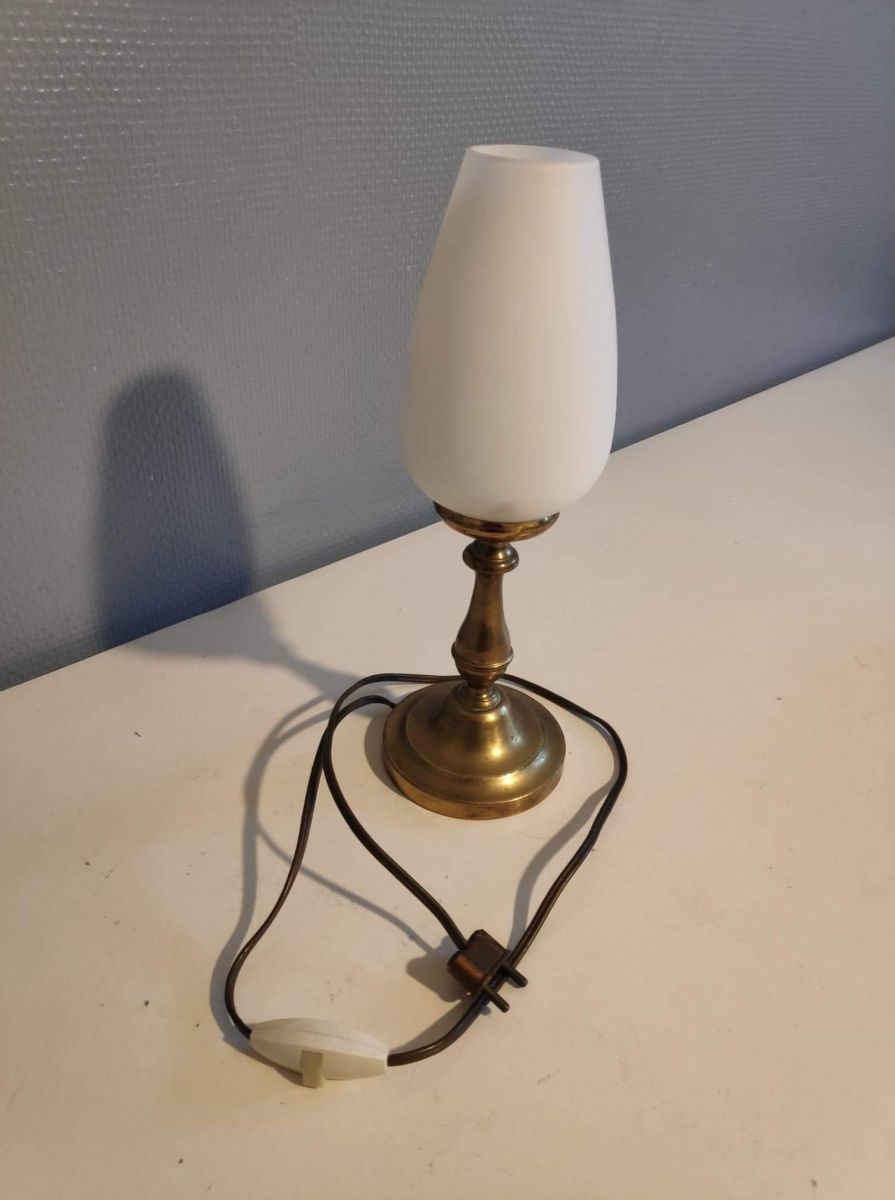lampe avec pied en laiton et globe en opaline blanche ovoïde lampe avec pied en laiton et globe en opaline blanche ovoïde