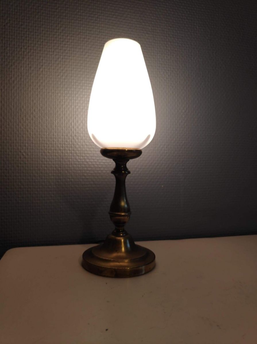 lampe avec pied en laiton et globe en opaline blanche ovoïde lampe avec pied en laiton et globe en opaline blanche ovoïde