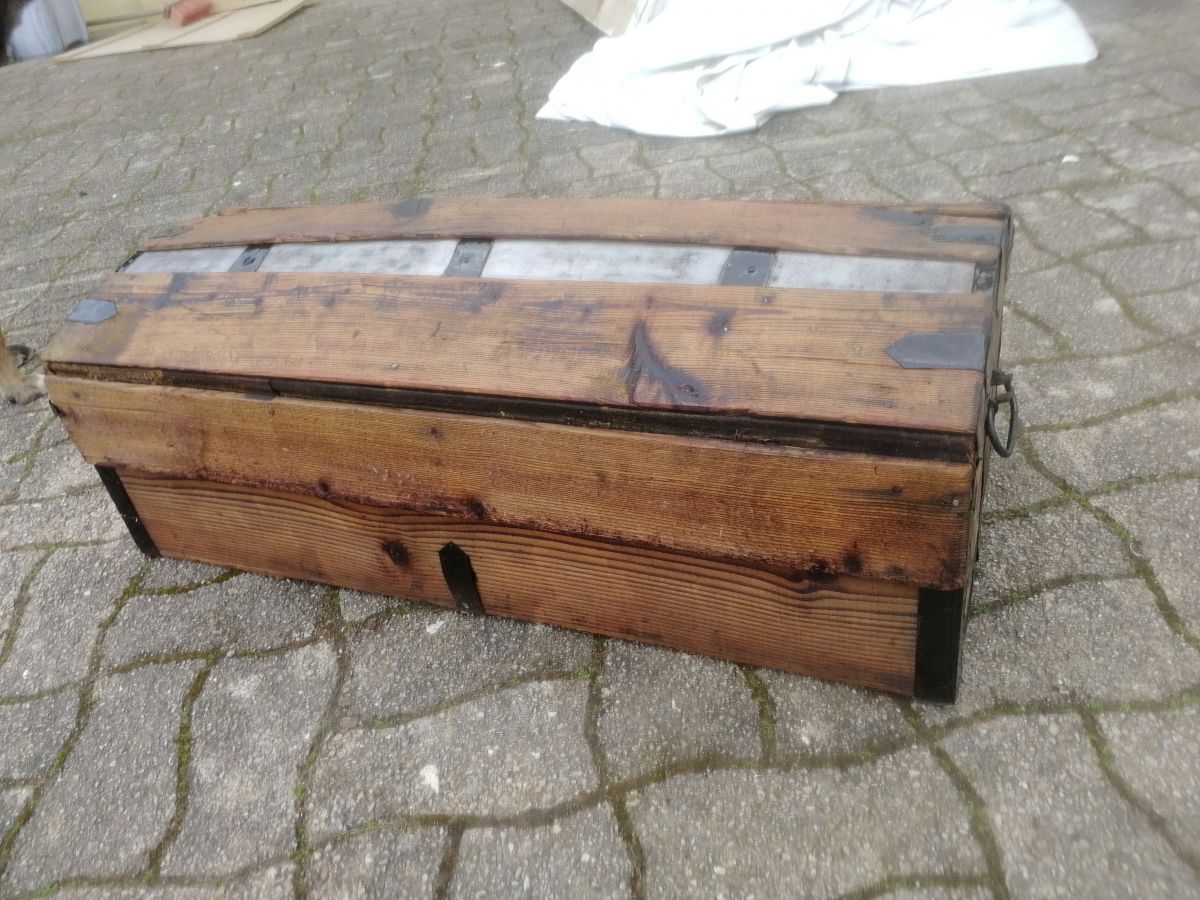Coffre malle bombée vintage rénover tissus bois acier – Luckyfind