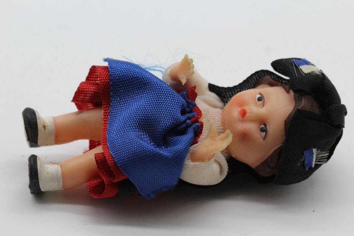 Ancienne mini poupée des années 60 ARI – Luckyfind