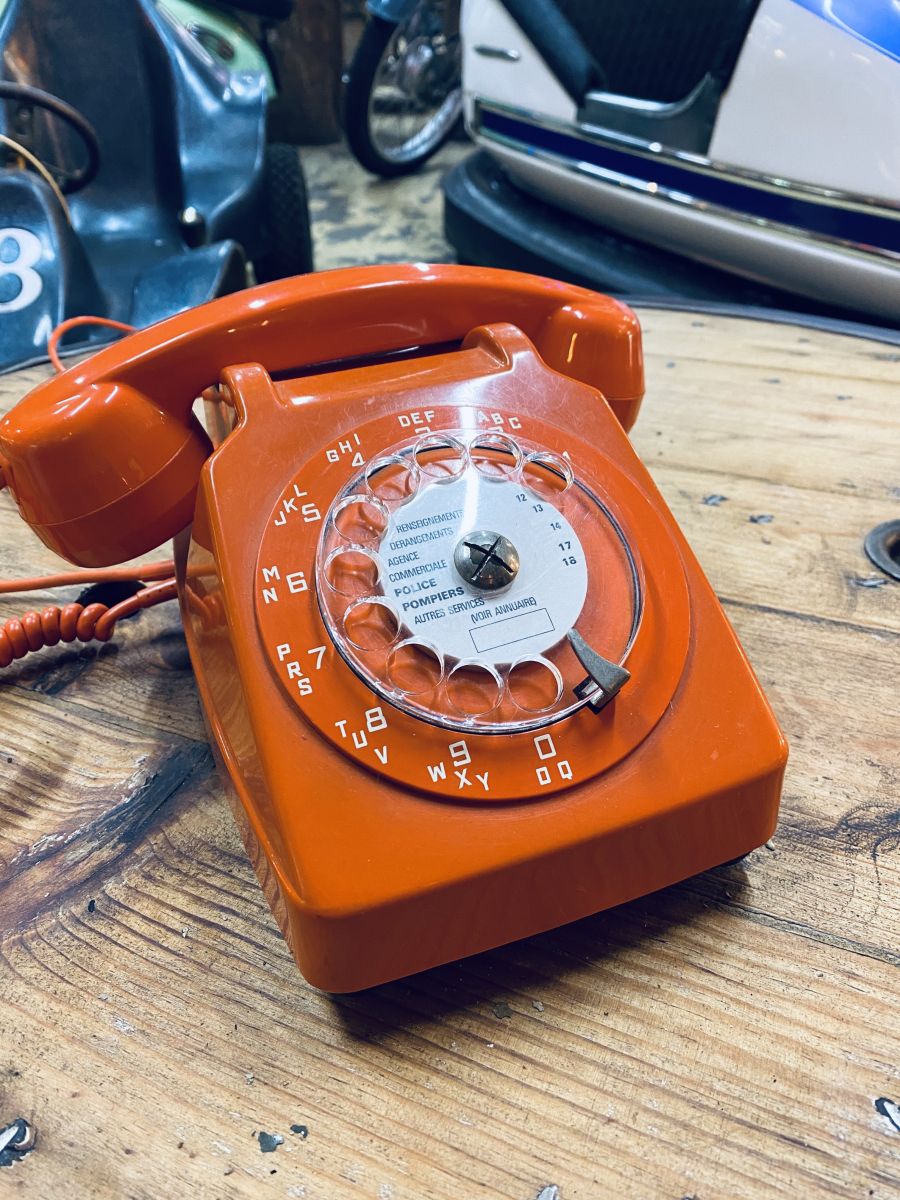 Téléphone orange 1970 – Luckyfind