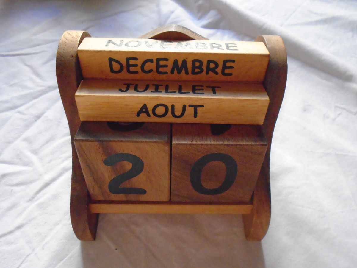 Calendrier perpétuel en bois