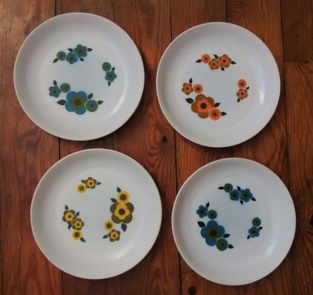 4 assiettes plates Arcopal LOTUS 70's Fleurs jaune/vert et bleu/vert