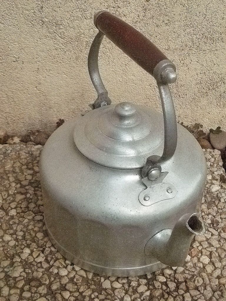 Ancienne Bouilloire En Aluminium Sur Cuisinière à Gaz Dans La Cuisine