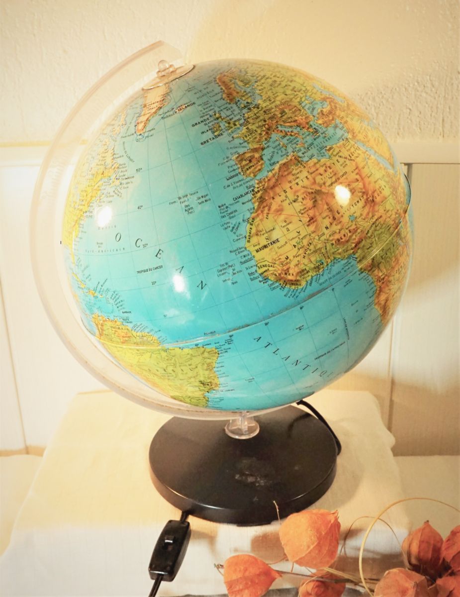 Globe terrestre lumineux vintage