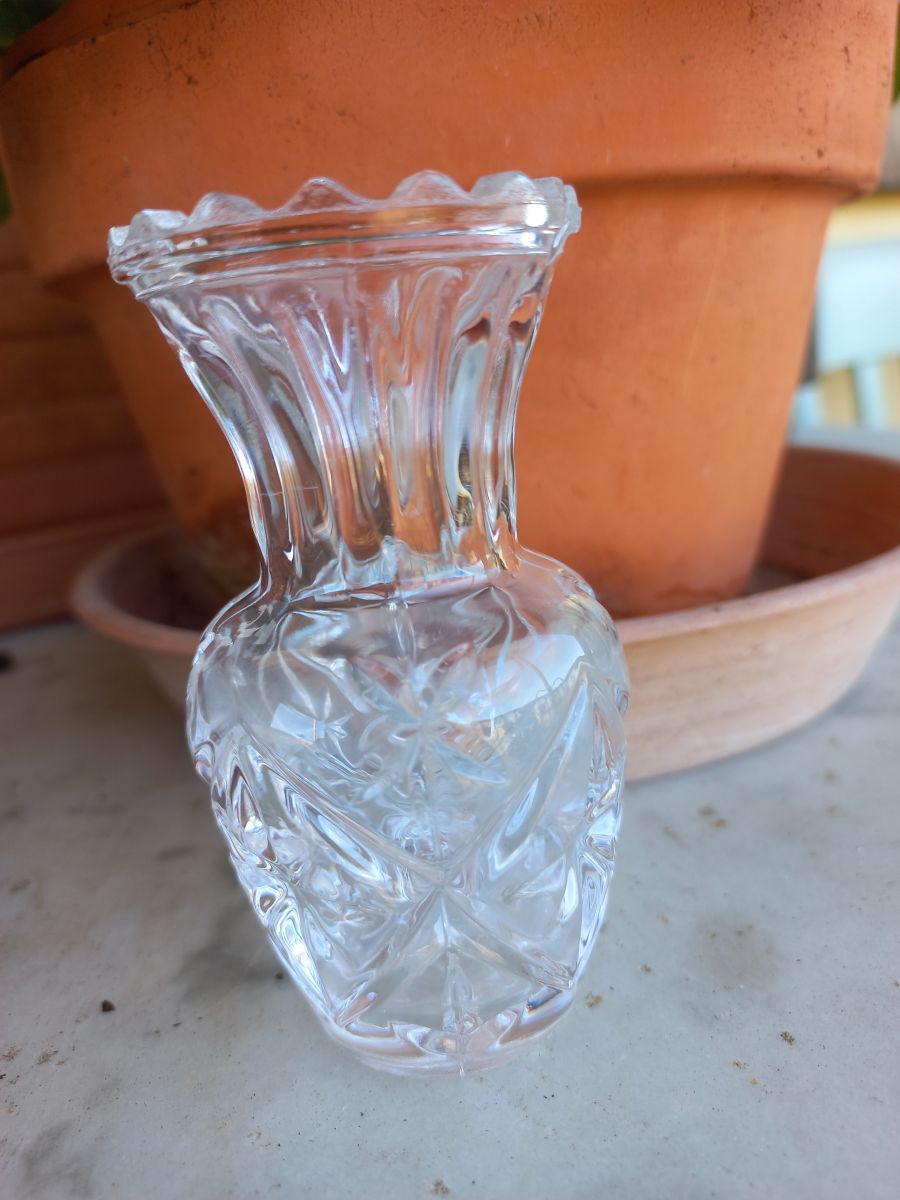 Joli tout petit vase en verre taillé Vintage Luckyfind