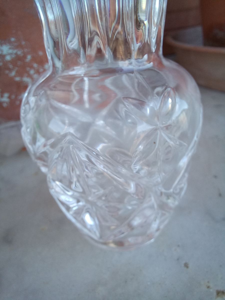 Joli tout petit vase en verre taillé Vintage Luckyfind