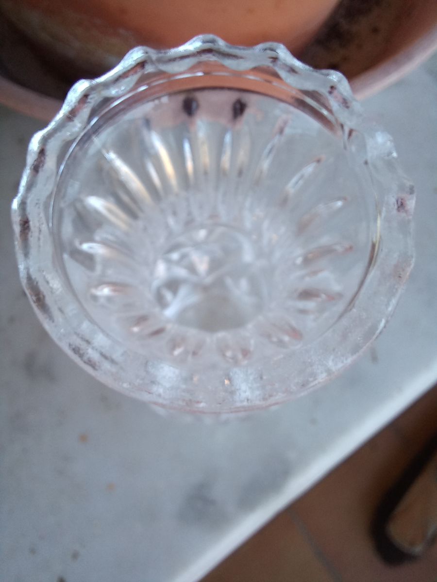 Joli tout petit vase en verre taillé Vintage Luckyfind