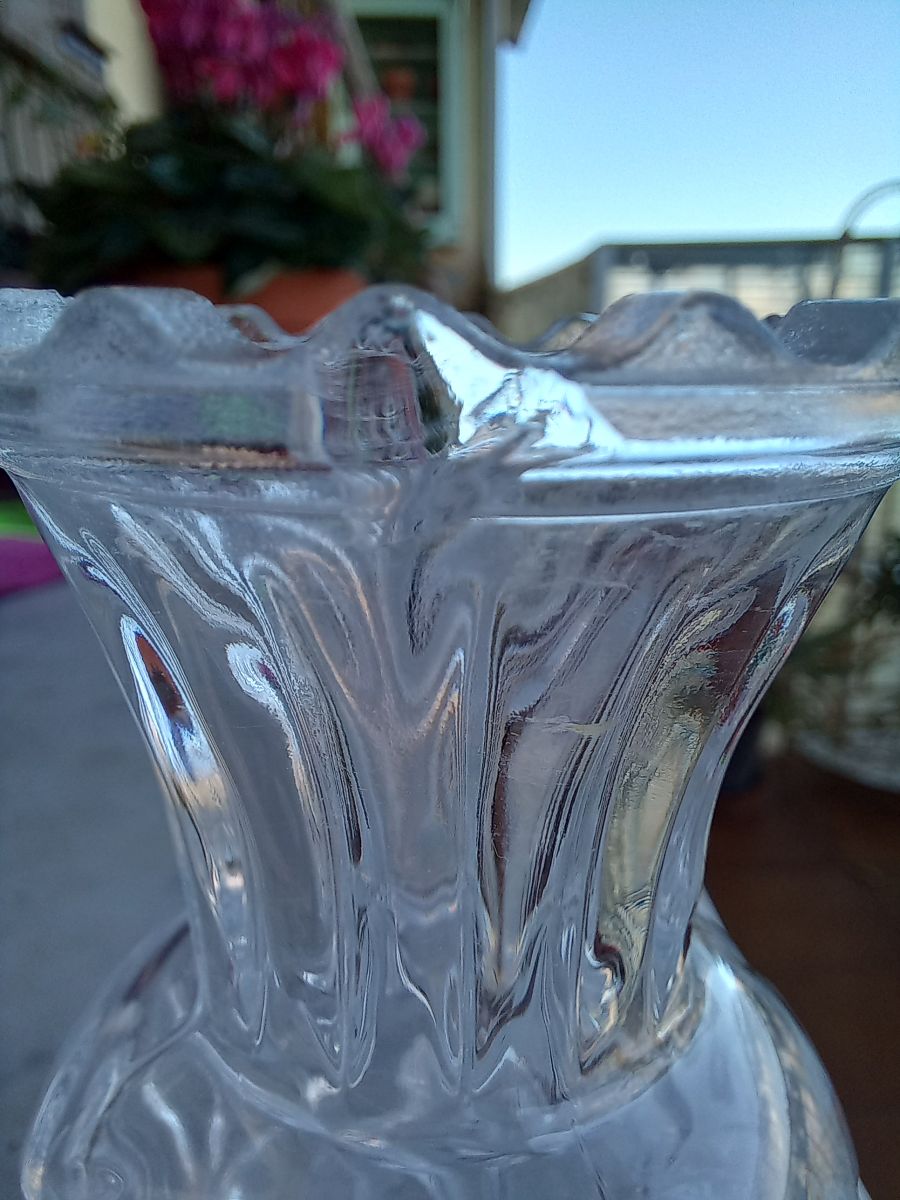 Joli tout petit vase en verre taillé Vintage Luckyfind