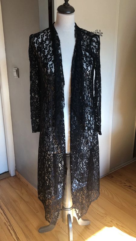 Veste longue en dentelle 2025