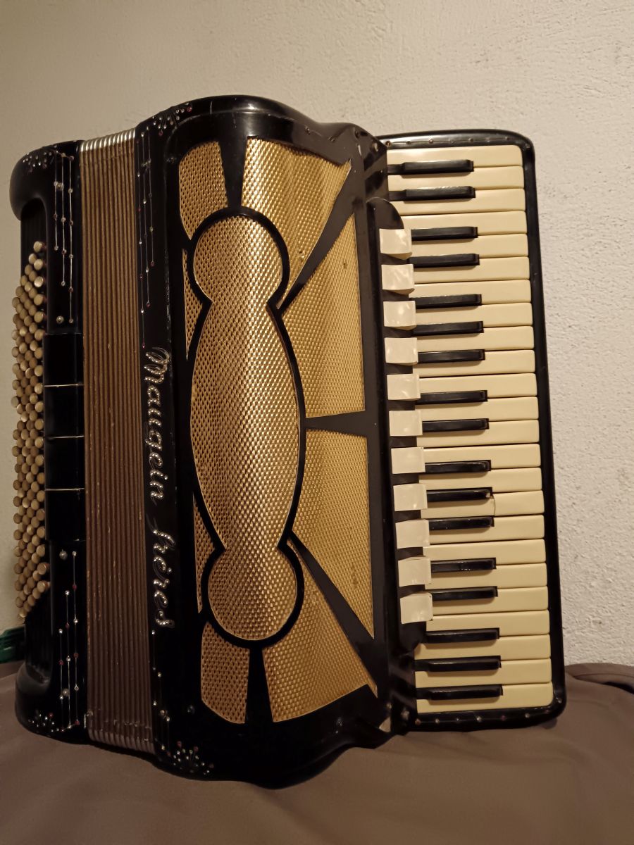 Ancien accordéon pour enfant – Luckyfind