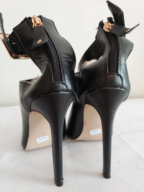 Escarpins noirs à brides sales
