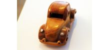 Petite voiture ancienne en bois