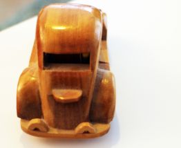 Petite voiture ancienne en bois