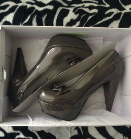 Escarpins vernis gris