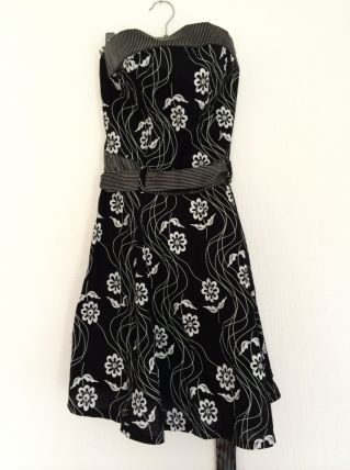 Robe bustier noire et blanche à fleurs
