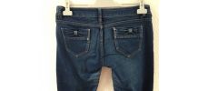 Jeans noeuds aux poches des fesses.