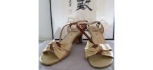 Sandales dorées en cuir pin-up rétro