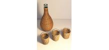 Bouteille et 3 verres entourés de rotin