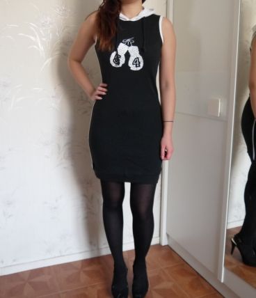 Robe à capuche style sport motif gant noir bicolore T36
