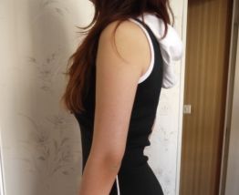 Robe à capuche style sport motif gant noir bicolore T36