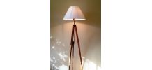 lampadaire sur 1 ancien trépied photo en bois