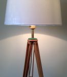 lampadaire sur 1 ancien trépied photo en bois