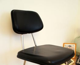 Chaise vintage noire pieds compas métal