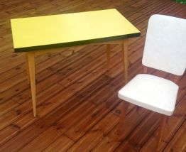 Table vintage scandinave pas cher en formica jaune avec pieds compas