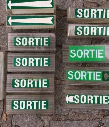 Caches lampes industriels usine sortie de secours