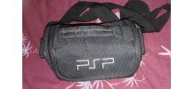 CONSOLE PSP AVEC SACOCHE, CHARGEUR COURANT, CHARGEUR SUR PIED ET TELECOMMANDE 
