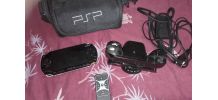 CONSOLE PSP AVEC SACOCHE, CHARGEUR COURANT, CHARGEUR SUR PIED ET TELECOMMANDE 