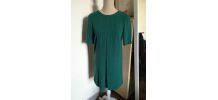 Robe verte pli creux devant et ouverte dos 