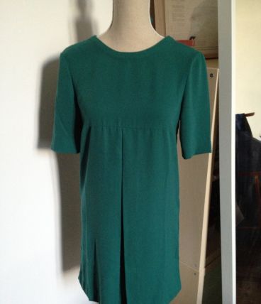 Robe verte pli creux devant et ouverte dos 