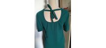 Robe verte pli creux devant et ouverte dos 