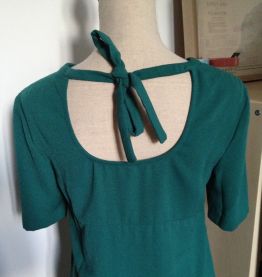 Robe verte pli creux devant et ouverte dos 
