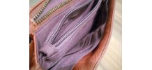 Pochette bandoulière avec chaines tête de mort bordeaux