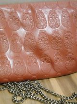 Pochette bandoulière avec chaines tête de mort bordeaux