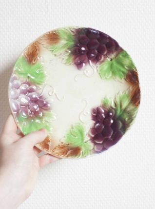 assiette en barbotine à décor relief raisin