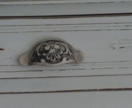 enfilade, bahut meuble blanc cassé 2 portes 2 tiroirs coques tiroirs en céramique 