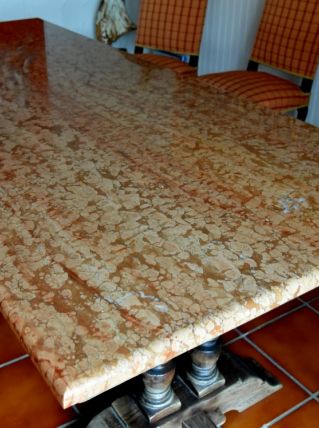 Table type monastère rehaussée plateau marbre