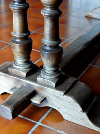 Table type monastère rehaussée plateau marbre