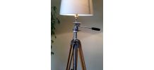très grand lampadaire sur 1 ancien trépied photo en bois