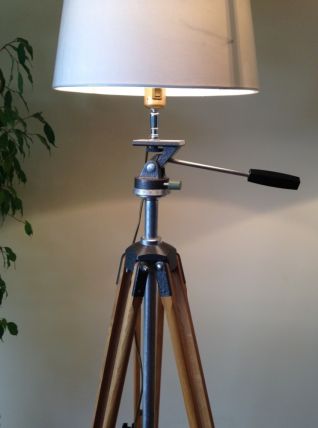 très grand lampadaire sur 1 ancien trépied photo en bois